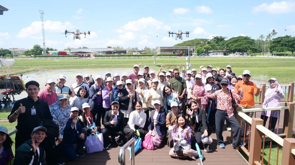 ครูรางวัลสมเด็จเจ้าฟ้ามหาจักรี 14 ประเทศ ศึกษาดูงาน “คูโบต้าฟาร์ม” เรียนรู้เกษตรอัจฉริยะและนวัตกรรมการปลูกพืชแห่งอนาคต — ภาพที่ 1