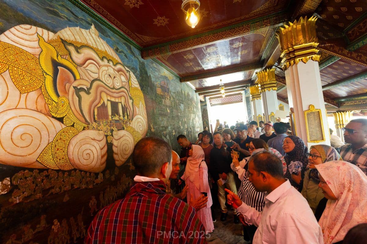 ครูรางวัลสมเด็จเจ้าฟ้ามหาจักรีร่วมทัศนศึกษาวัฒนธรรมไทย ณ วัดพระแก้วในพระบรมมหาราชวัง — ภาพที่ 1