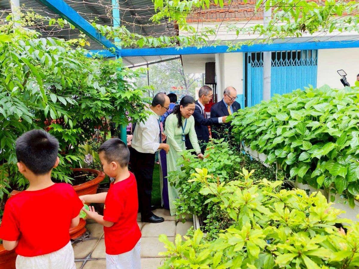 คณะกรรมการมูลนิธิฯ เยี่ยมครูรางวัลสมเด็จเจ้าฟ้ามหาจักรีเวียดนาม ปี 2568 — ภาพที่ 1