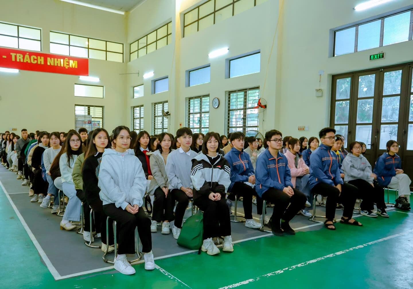 คณะกรรมการมูลนิธิฯ เยี่ยมโรงเรียน Hoang Van Thu High School for the Gifted สาธารณรัฐสังคมนิยมเวียดนาม — ภาพที่ 1