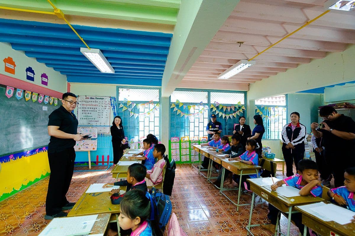 คณะกรรมการมูลนิธิฯ ลงพื้นที่นิเทศและตรวจเยี่ยมโครงการส่งเสริมและพัฒนาการพูด อ่าน เขียนภาษาไทยจังหวัดนครพนม ปี 2569 — ภาพที่ 1