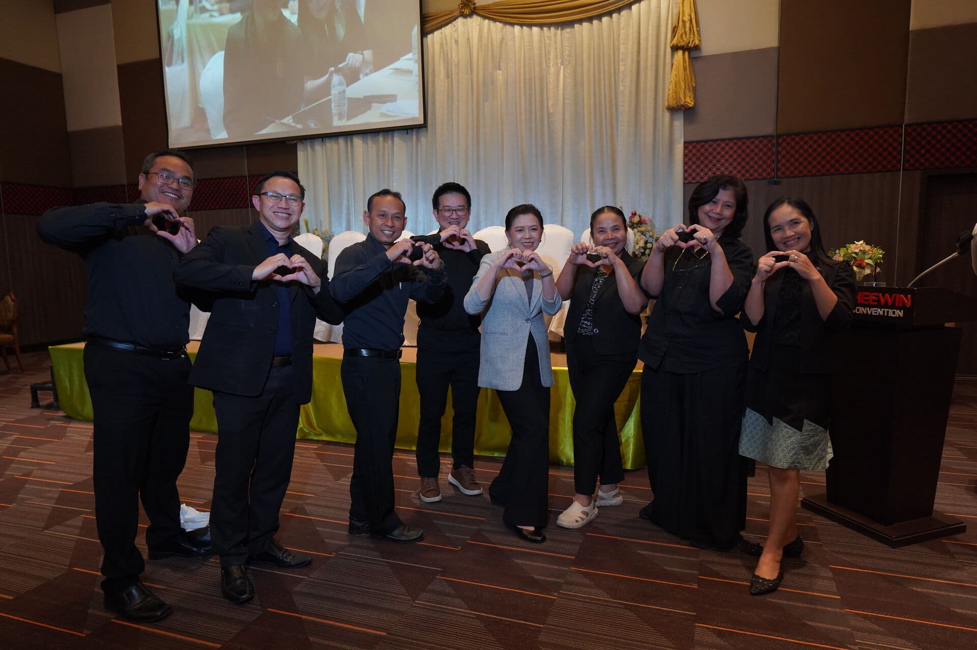 มูลนิธิรางวัลสมเด็จเจ้าฟ้ามหาจักรี นำคณะครูศึกษาดูงานศูนย์วิจัยและนวัตกรรมมิตรผล เรียนรู้การพัฒนานวัตกรรมเพื่อความยั่งยืน — ภาพที่ 1
