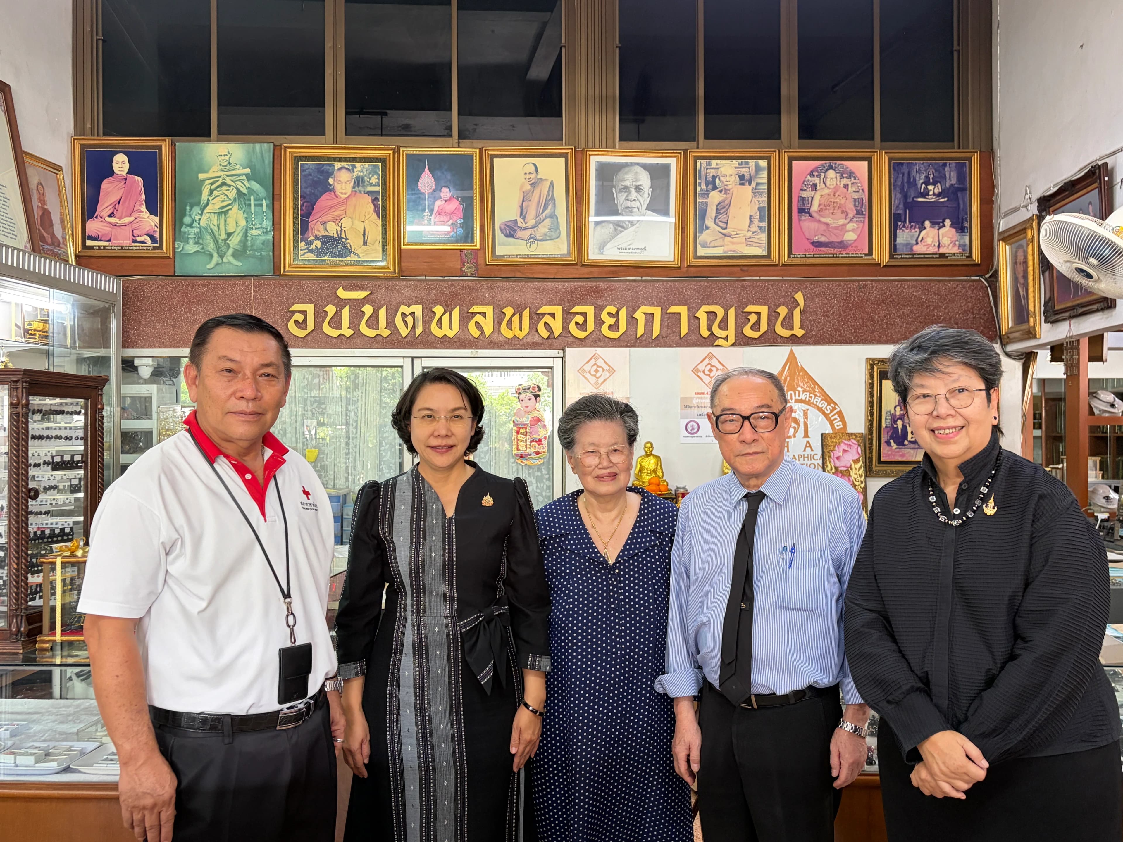 จาก "หินถมถนน" สู่ "นิลเมืองกาญจน์" ร้านอนันตพลพลอยกาญจน์ กับศูนย์ฝึกวิชาชีพเจียระไนนิล ที่เปลี่ยนเศษหินให้เป็นอาชีพของคนทั้งย่าน