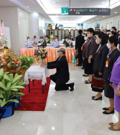 มูลนิธิรางวัลสมเด็จเจ้าฟ้ามหาจักรี ร่วมทูลเกล้าทูลกระหม่อมถวายแจกันดอกไม้เบื้องหน้าพระฉายาลักษณ์ สมเด็จพระเจ้าลูกเธอ เจ้าฟ้าพัชรกิติยาภา นเรนทิราเทพยวดี กรมหลวงราชสาริณีสิริพัชร มหาวัชรราชธิดา